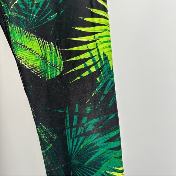 Fabletics Yogi Capri Green Tropical Rainforest Print Yoga Leggings Sz M - Picture 10 of 15